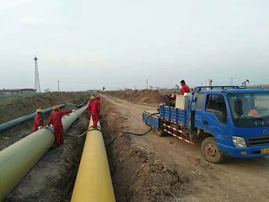 聚氨酯补口机 管道保温Q2600系列压力11Mpa 保温功率11KW(图1) 聚氨酯补口机Q2600系列施工现场