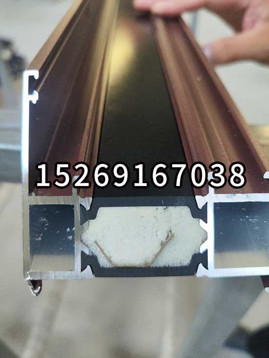 断桥铝型材腔体填充聚氨酯发泡机(图3) JX-H-P30S穿条机 穿纸条式铝型材发泡设备案例