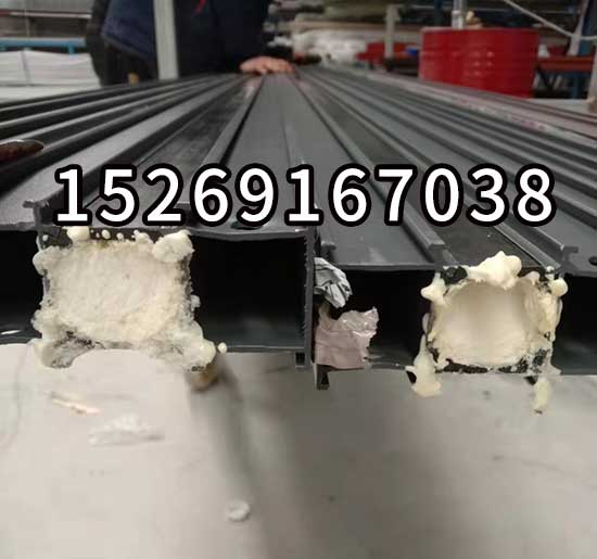 断桥铝型材腔体填充聚氨酯发泡机(图6) T40D中间打孔的铝型材发泡设备案例